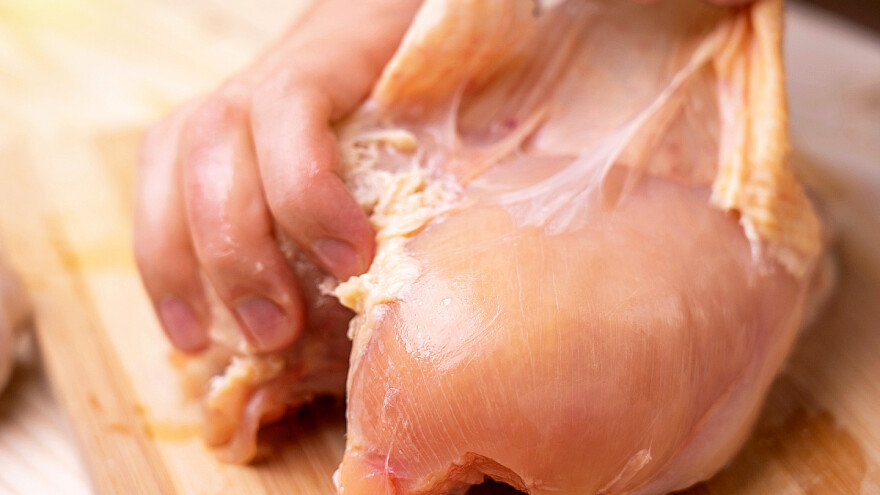 Što uzrokuje bijele pruge na pilećim prsima?