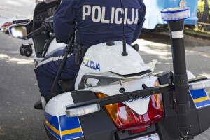 Maloljetnik vozio neregistrirani traktor, kazna i djetetu i vlasniku