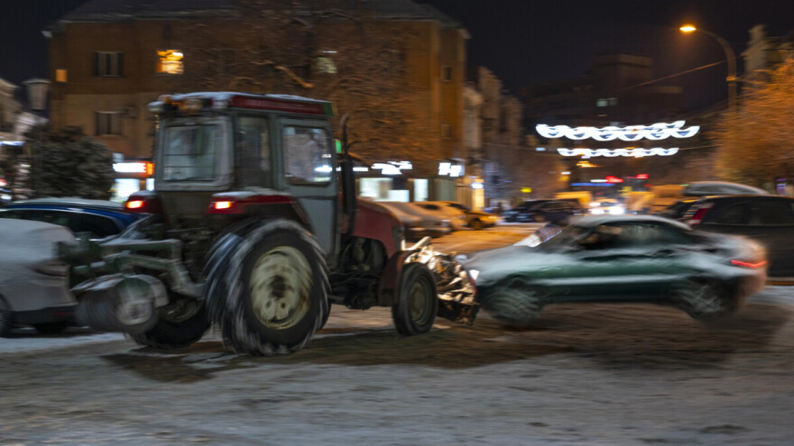 Jedna osoba teško povrijeđena u sudaru traktora i automobila