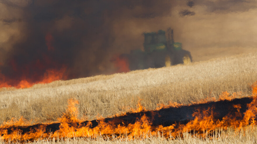 Gorjela tri traktora, prikolice, cisterna, žitarice, gorivo, višnjik...