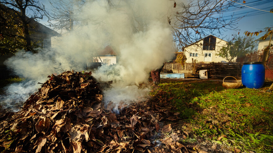 Palio biljni otpad u voćnjaku pa izazvao požar