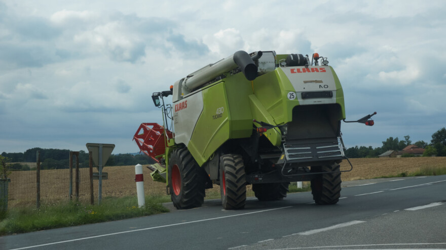 Neregistriranim kombajnom udario automobil pa odšetao s mjesta nesreće