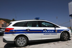 Pri pretjecanju traktora teže ozlijeđena maloljetna vozačica motocikla