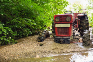 Ukrao traktor i htio se provozati pa završio u koritu Stare Drave