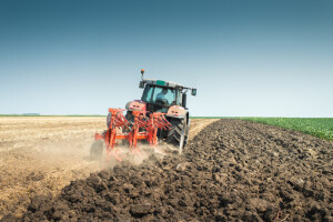 Posvađali se oko oranja njive, pa pucao u traktor