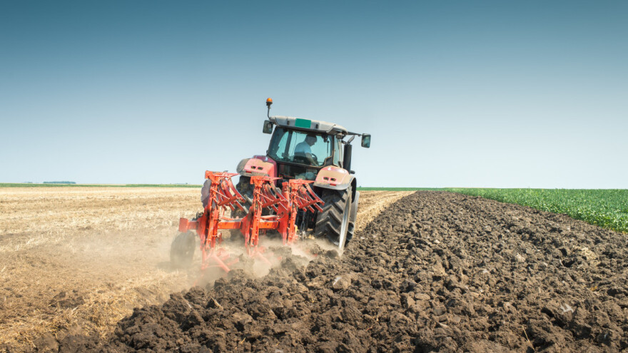Posvađali se oko oranja njive, pa iz karabina pucao u traktor