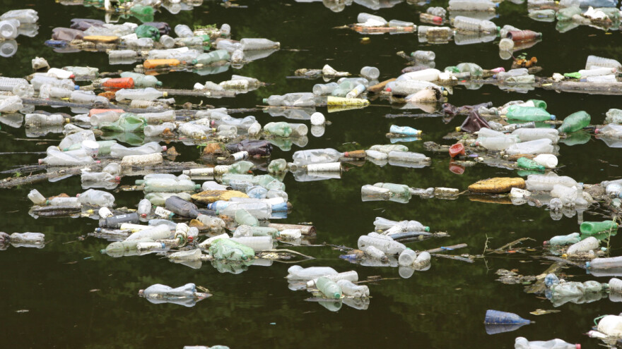 Dogovorena hitna intervencija i čišćenje Potpećkog jezera od plutajućeg smeća