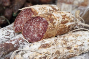 Zbog bakterije s tržišta opozvana salama od divlje svinje