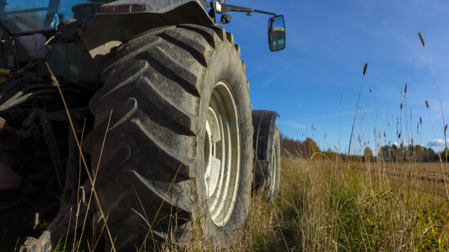 U prevrtanju traktora smrtno stradao 75-godišnjak
