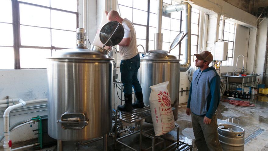 Niži PDV na alkoholna pića bi spasio pivare, vinare i ugostitelje?