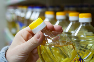 U nemačkom supermarketu zabranili kupovinu ulja mlađima od 18 - morali da ukinu meru