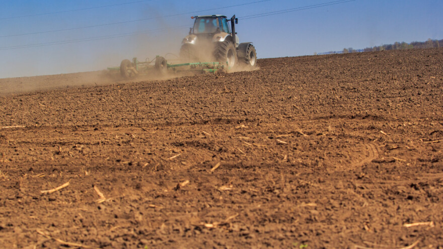 U prevrtanju traktora smrtno stradao 83-godišnjak