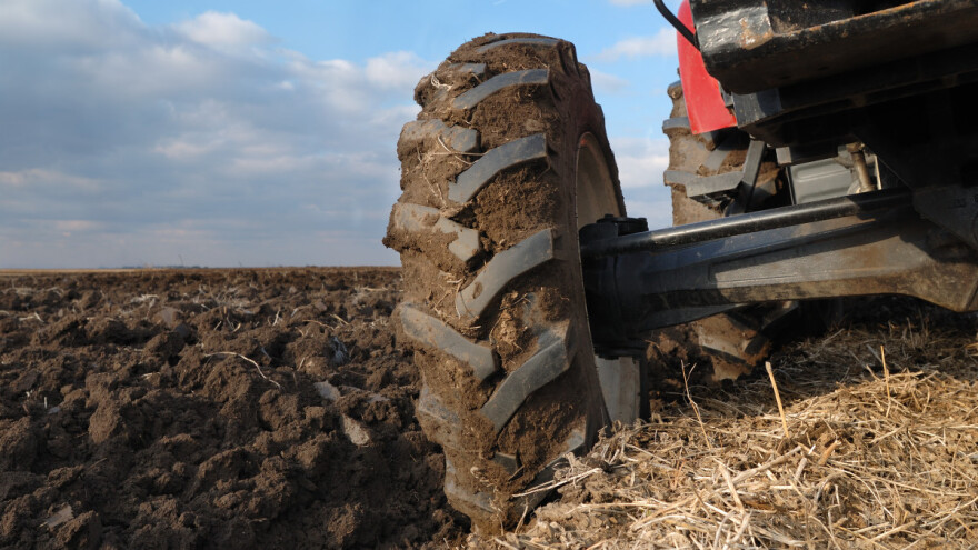 Vozač (55) zadobio teške tjelesne ozljede u prevrtanju traktora