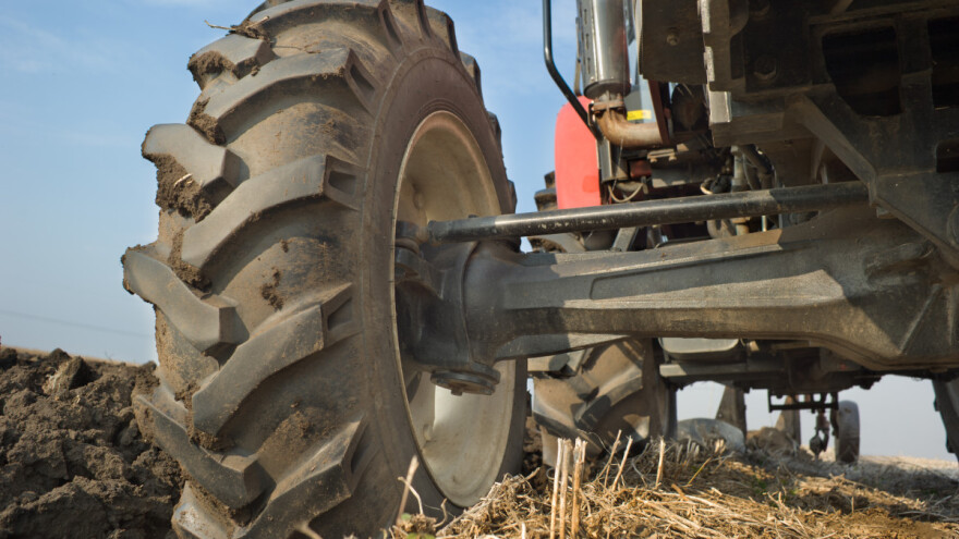88-godišnjak teško ozlijeđen u prevrtanju traktora