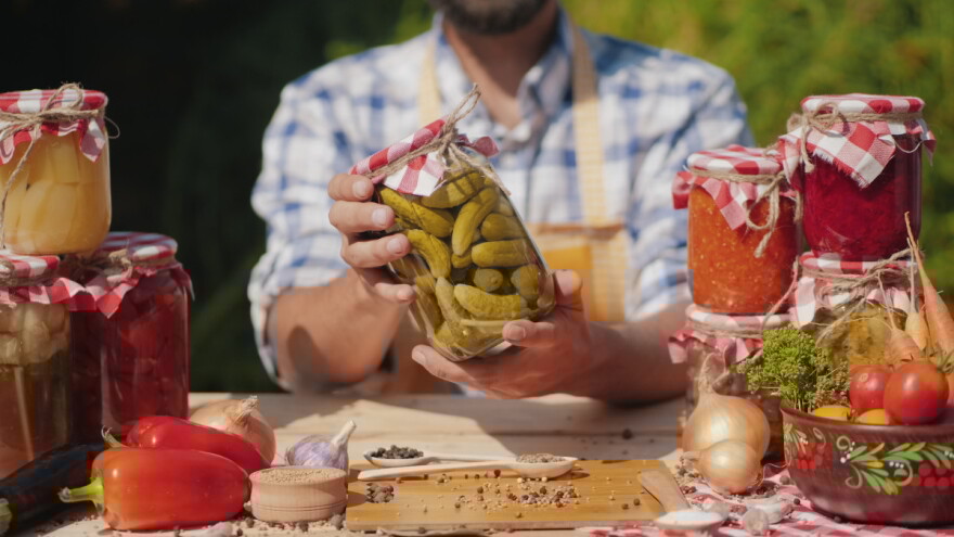 Kako pasterizovati zimnicu - saveti o pravilnoj preradi voća i povrća