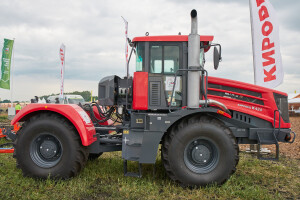 Kultni ruski traktor Kirovets iz '95-e se prodaje za 52.200 eura