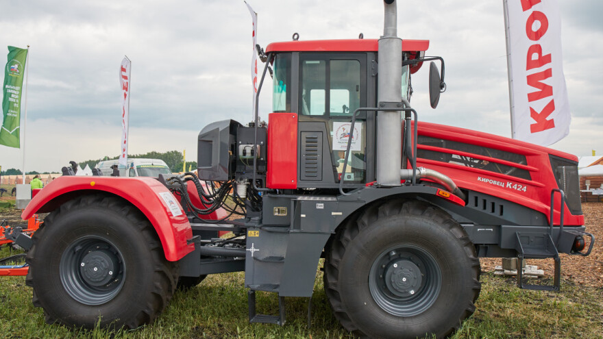 Kultni ruski traktor Kirovets iz '95-e se prodaje za 52.200 evra