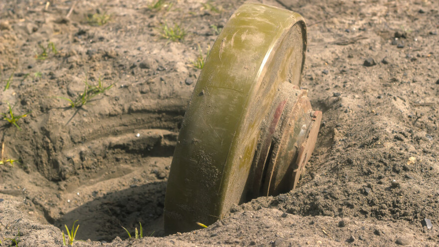 Opremio traktor pločama s ruskih tenkova - uspješno razminirava polja