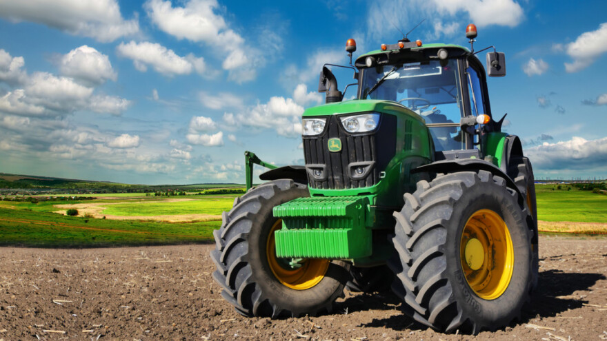 Haker provalio u operativni sistem John Deere traktora