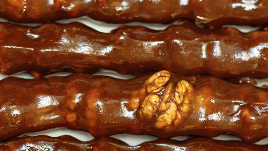 Kako se pravi churchkhela - gruzijski slatkiš od grožđa i oraha?