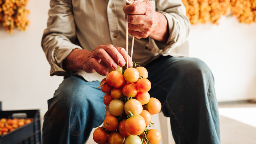 Nanizan i osušen paradajz: Kako to rade u Italiji?
