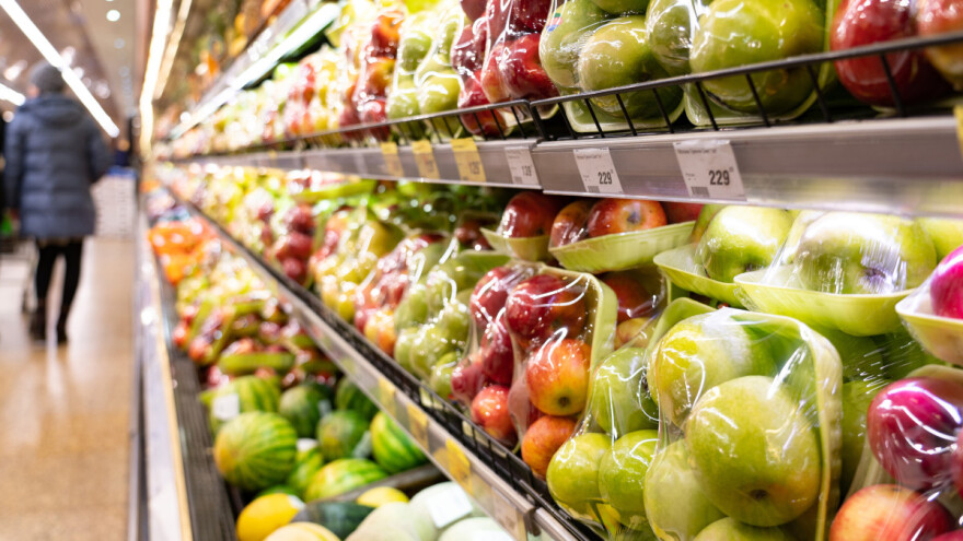Francuska zabranila prodaju povrća i voća umotanog u plastiku