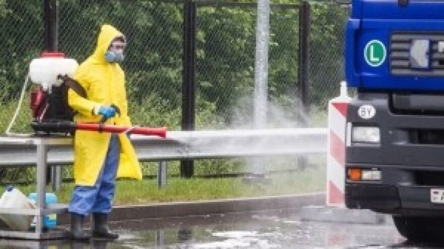 Dezinfekcija vozila na granici sa Srbijom i BiH