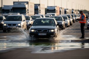 Dezinfekcija vozila na granici sa Srbijom i BiH