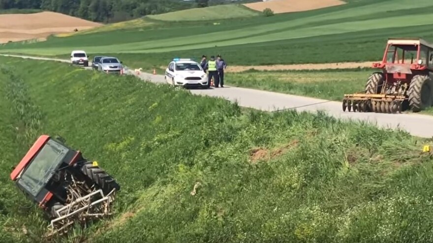 Dječak (11) vozio traktor i sletio s ceste!