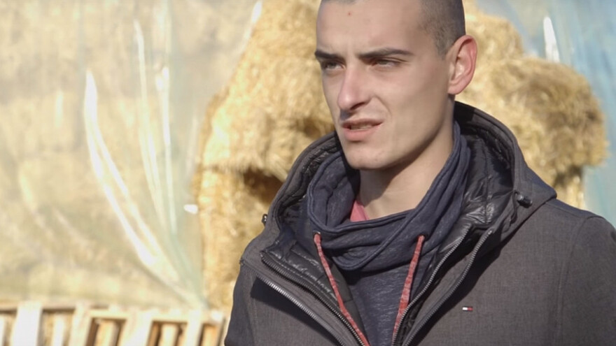 Mladi poljoprivrednik u tovnom govedarstvu
