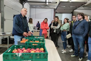 Osječki studenti u Donjem Miholjcu doznali kako voće i povrće stiže od polja do polica