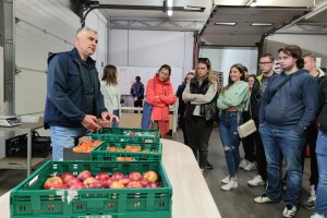 Osječki studenti u Donjem Miholjcu doznali kako voće i povrće stiže od polja do polica