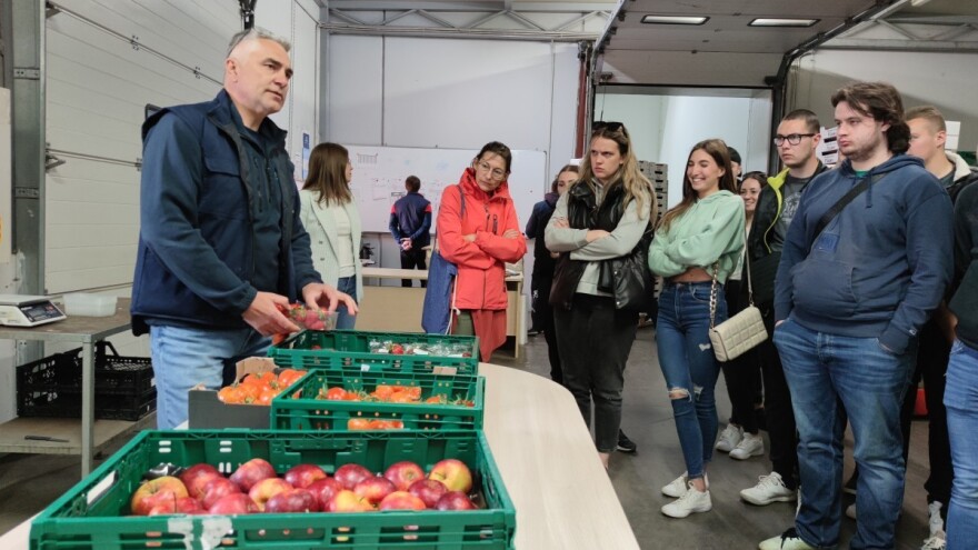 Osječki studenti u Donjem Miholjcu doznali kako voće i povrće stiže od polja do polica