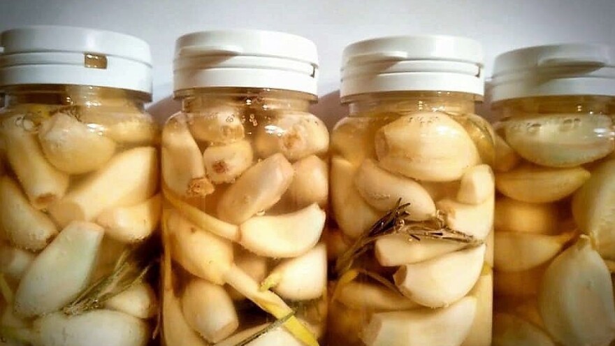 Lekar gaji lekovito bilje i pravi zdrave proizvode i preparate