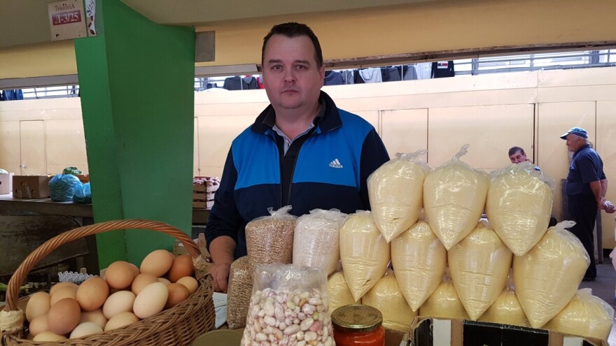 Od povrća, jaja, brašna, pa do zimnice: Svega ima na štandu porodice Popović-Kukrić