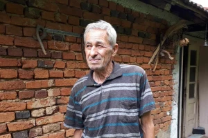 Pešači do prodavnice i nazad 24 kilometra, ali neće da napusti kućni prag