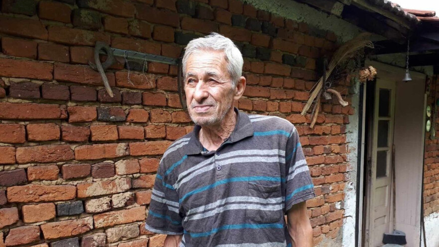 Pešači do prodavnice i nazad 24 kilometra, ali neće da napusti kućni prag