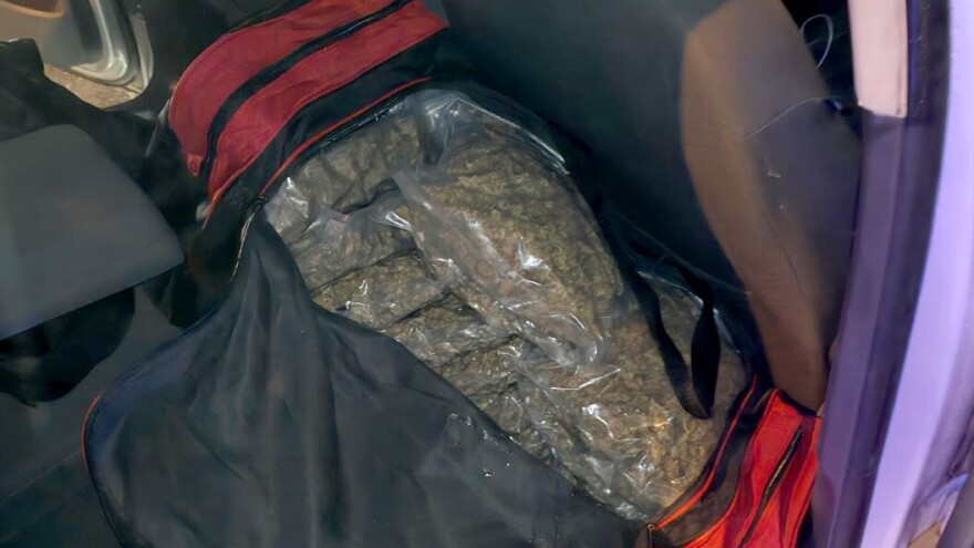 Jednom u autu našli 9,5 kg marihuane, drugi umesto kacige poslao kupcu bundevu