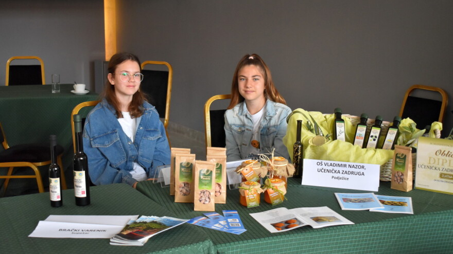 Učenička zadruga "Podježice" s ponosom izložila svoje maslinovo ulje iz Postira