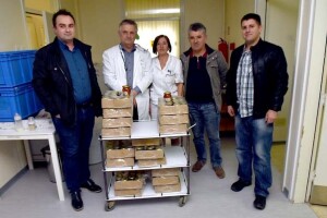 Obitelj Balen jubilarni 10. put darivala Dječji odjel sa 300 staklenki domaćeg meda