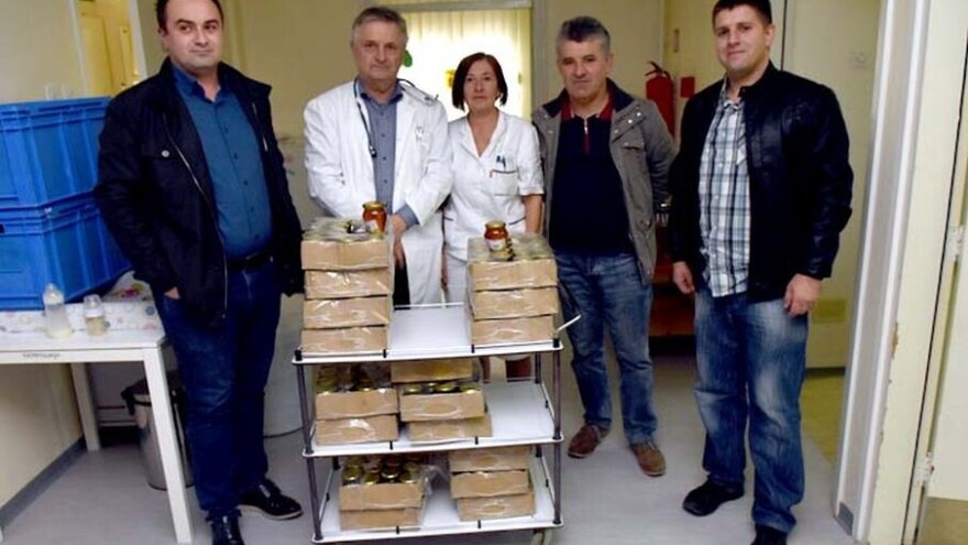 Obitelj Balen jubilarni 10. put darivala Dječji odjel sa 300 staklenki domaćeg meda