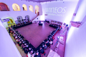 WineOS započeo tajnom degustacijom - do lokacije ih vodio dron s bocom vina