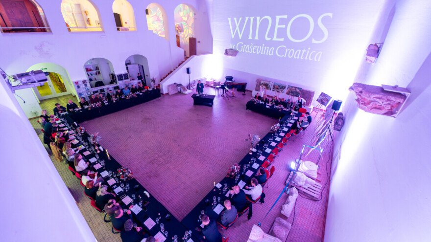 WineOS započeo tajnom degustacijom - do lokacije ih vodio dron s bocom vina