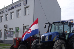 Traktorima opkolili ured načelnika Pinjuha