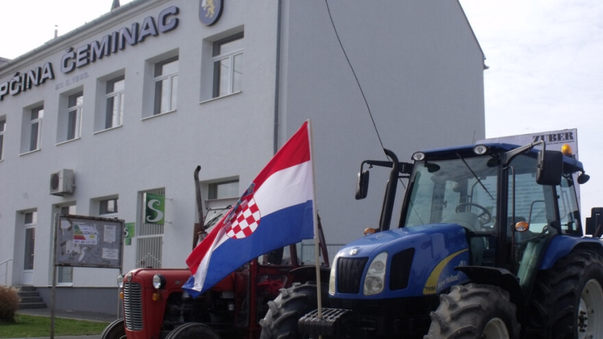 Traktorima opkolili ured načelnika Pinjuha