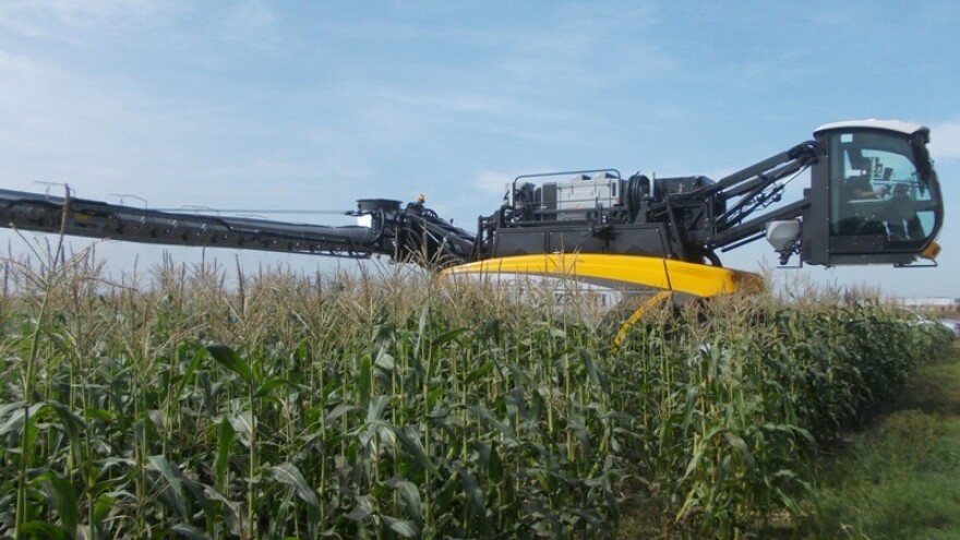 Prskalica koja leti iznad kukuruza