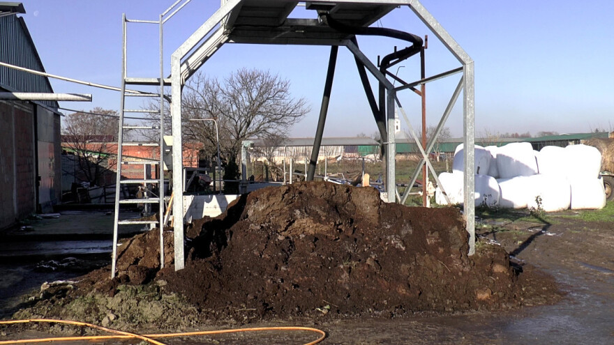 Od viška stajskog gnojiva napravio brikete