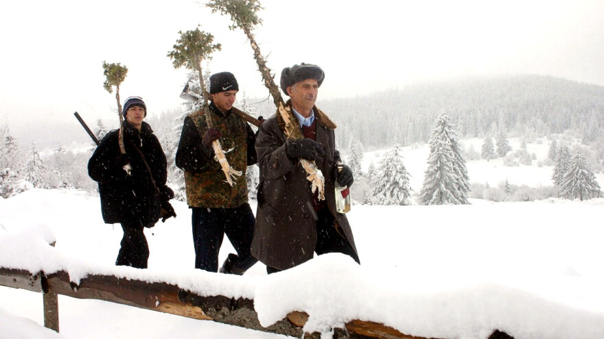 Da li poštovanje narodnih običaja znači nepoštovanje verskih?