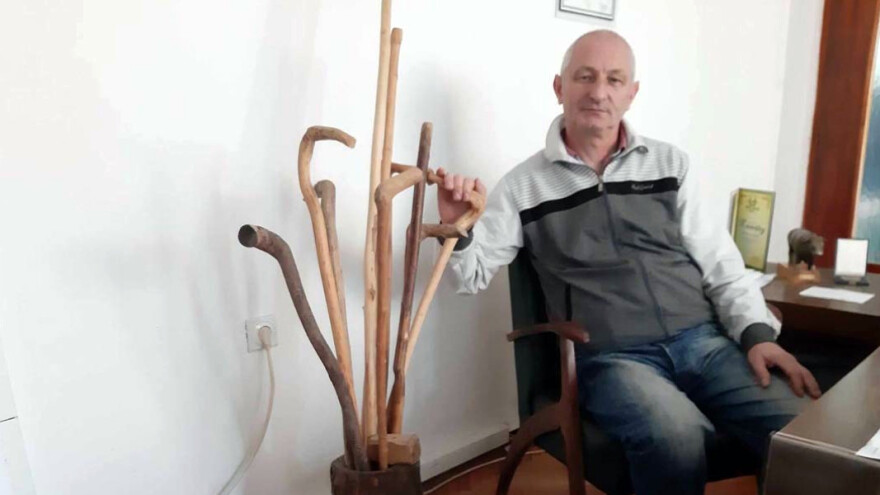 Direktor vranjske Veterinarske stanice godinama sakuplja čobanske štapove
