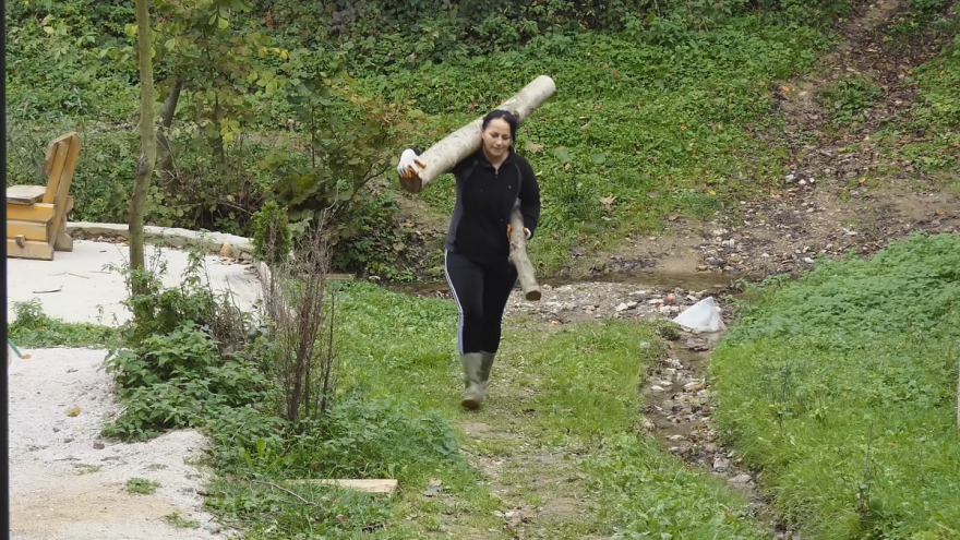 Dženita Huseinović motornom pilom othranuje i školuje četvero djece